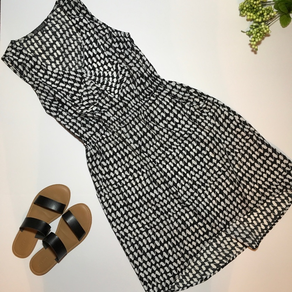 BeBop | black/white pattern ruffle collar high-lo